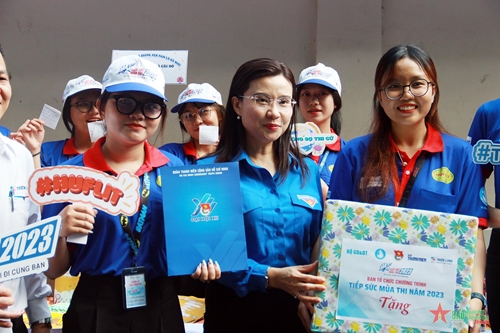 Trung ương Đoàn thăm, động viên sinh viên tình nguyện tiếp sức mùa thi tại TP Hồ Chí Minh